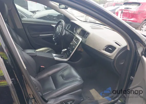 2013 Volvo S60 T5 Platinum z USA, uszkodzony, nr VIN YV1612FH1D2172607